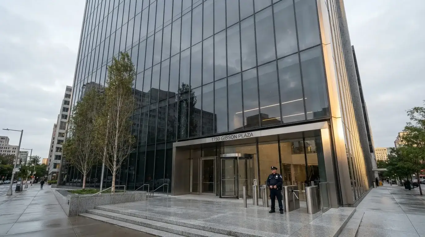 Fotografía de un edificio de oficinas corporativas con fachada de cristal, simbolizando la regulación y la supervisión del sector del juego.